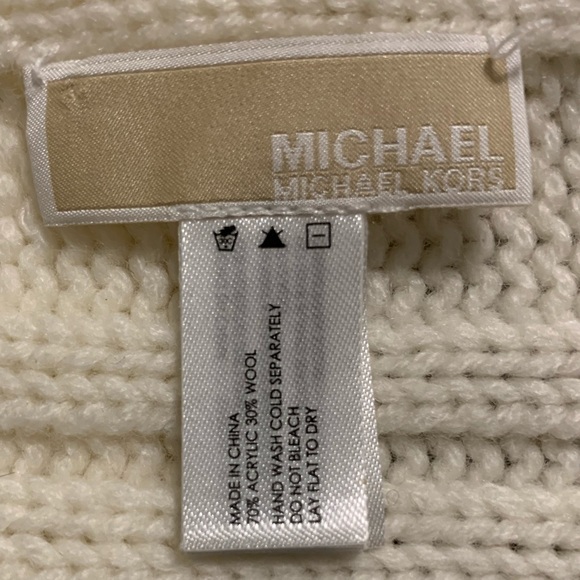 Scarf and Gloves - Picture 5 of 5